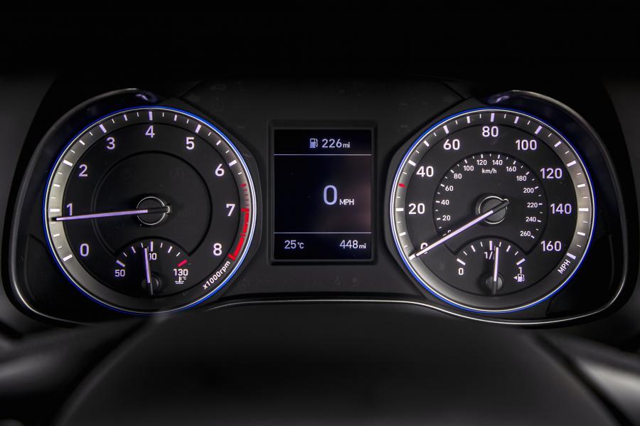 Панель приборов Hyundai Kona Play (OS) 2019 года  (UK) (фото 16 из 26)